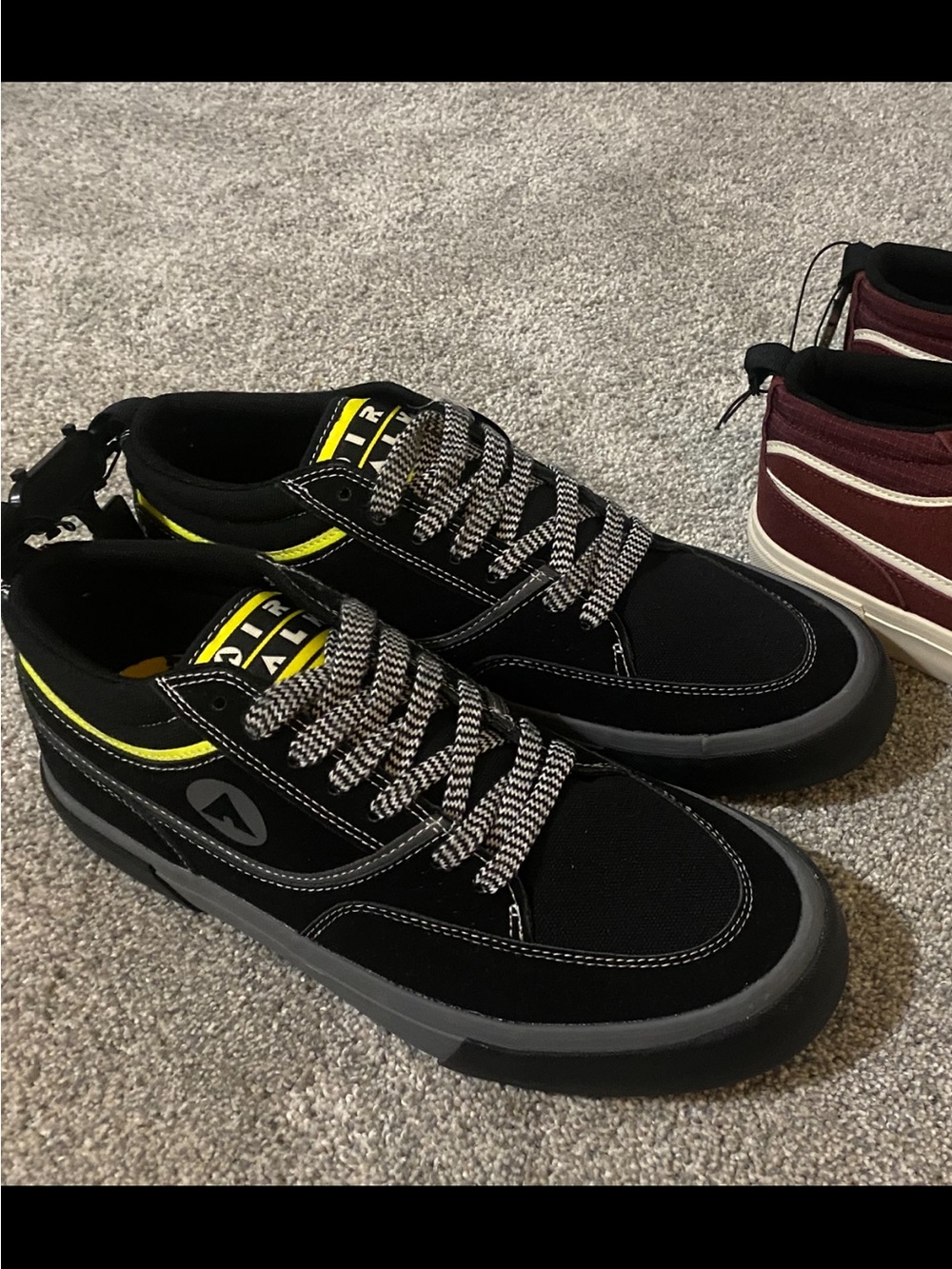 Black Low-Top Men’s Sneakers with Yellow Accent size 10